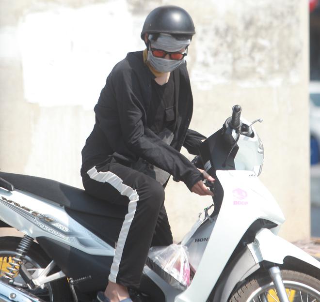 Nắng 45 độ, chị em Hà thành bịt một lúc 2 - 3 khẩu trang, quấn chăn kín mít-10