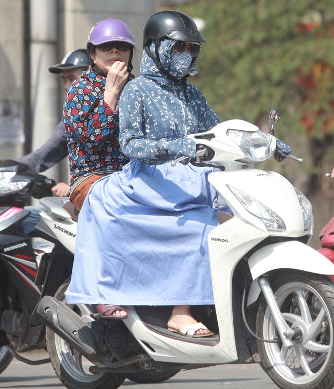 Nắng 45 độ, chị em Hà thành bịt một lúc 2 - 3 khẩu trang, quấn chăn kín mít-3