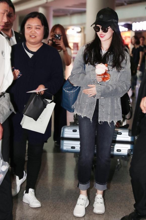 Thần tiên tỷ tỷ Lưu Diệc Phi lên đồ trẻ trung, năng động nhưng làn da trắng sáng của cô mới là điểm đáng chú ý-2