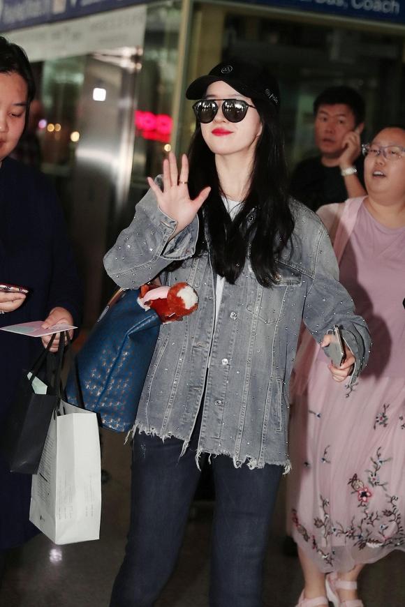 Thần tiên tỷ tỷ Lưu Diệc Phi lên đồ trẻ trung, năng động nhưng làn da trắng sáng của cô mới là điểm đáng chú ý-3