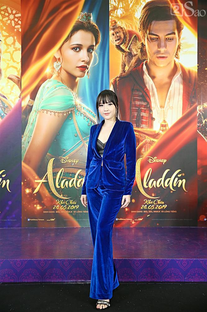 SAO MẶC XẤU: Mặc đầm xẻ hiểm hóc, Ngọc Trinh 2 lần lộ nội y phản cảm - vợ Lý Hải làm lố với trang phục như bà hoàng-3