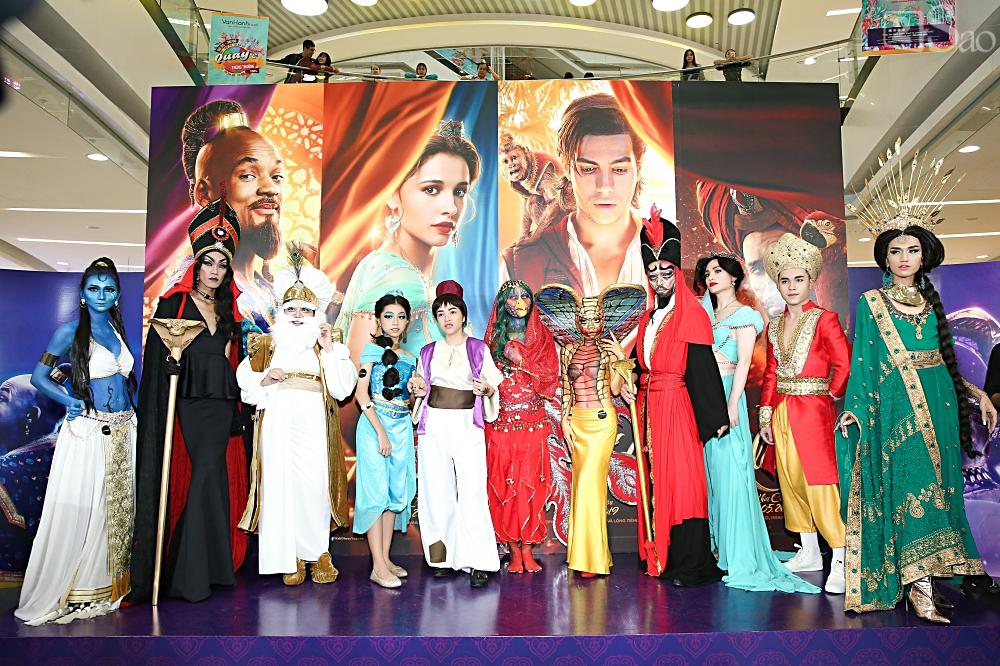Ái Phương hoá công chúa Ba Tư khoe giọng hát trên thảm đỏ phim Aladdin-11