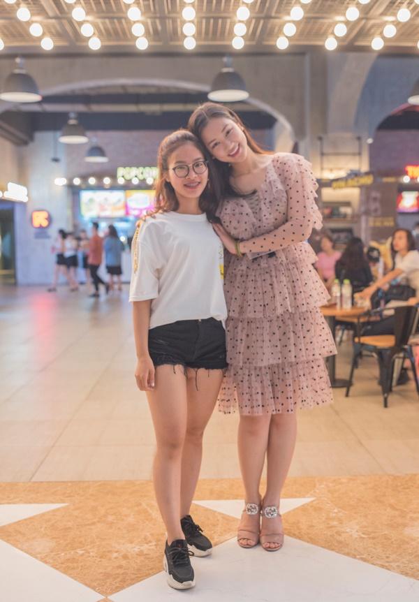 SAO MẶC XẤU: Mặc đầm xẻ hiểm hóc, Ngọc Trinh 2 lần lộ nội y phản cảm - vợ Lý Hải làm lố với trang phục như bà hoàng-5