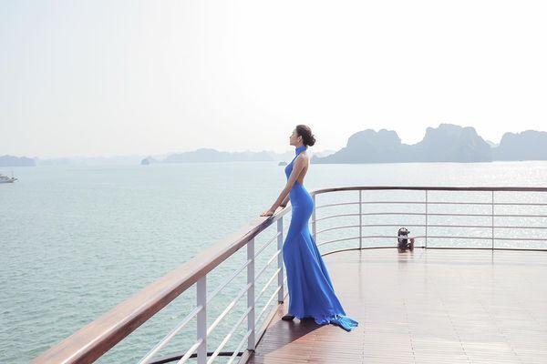 Mặc váy hở khoe trọn rãnh lưng đẹp xuất sắc, Hoàng Thùy khiến fan loạn nhịp tim-4