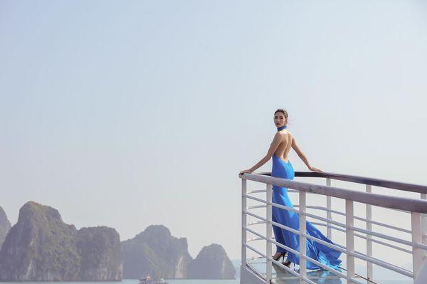 Mặc váy hở khoe trọn rãnh lưng đẹp xuất sắc, Hoàng Thùy khiến fan loạn nhịp tim-6