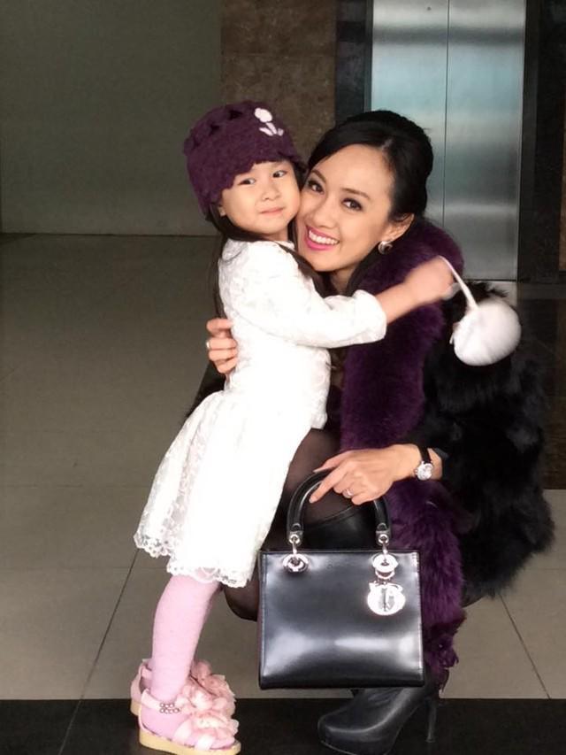 Chuyện ít người biết về ông xã giỏi giang, yêu chiều vợ hết mực của MC đình đám trên sóng Thời sự 19h-4