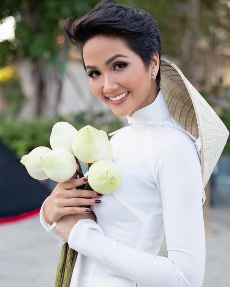 Bản tin Hoa hậu Hoàn vũ 19/5: HHen Niê mặc áo dài trắng chứng minh đẳng cấp hoa hậu đẹp nhất thế giới-1