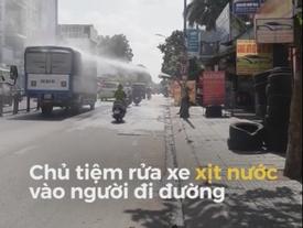 Chủ tiệm rửa xe xịt nước làm mát người đi đường giữa trưa nắng Chủ tiệm rửa xe xịt nước làm mát người đi đường giữa trưa nắng