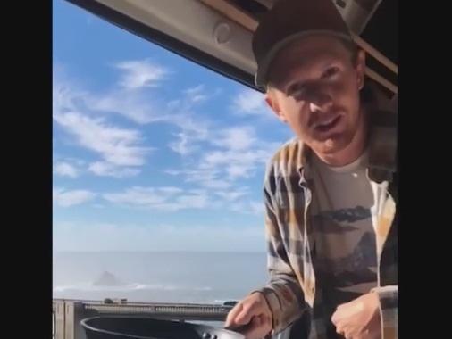 Bỏ việc, chàng trai trẻ cùng ngôi nhà tiện nghi đi du lịch khắp nơi