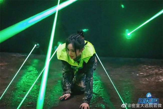 Bị chê diễn dở mặt đơ, Dương Mịch chứng minh khả năng khóc thần sầu trong 1 giây khiến đồng nghiệp thán phục-4