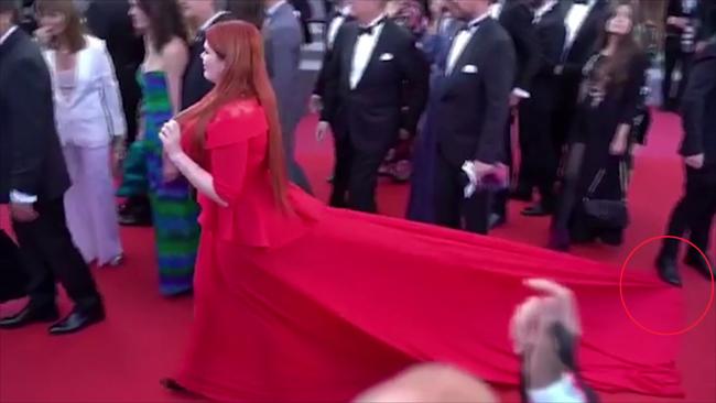 Hàng loạt người đẹp xấu hổ vì sự cố tụt váy, lộ nội y nơi đông người-2