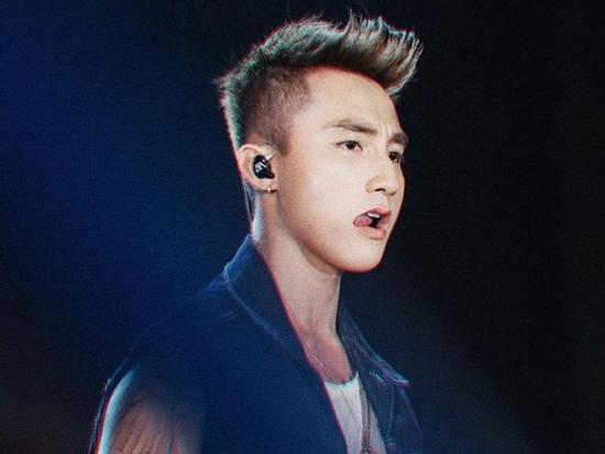 Fan thì giục comeback, Sơn Tùng M-TP an ủi như không: 'Cứ chờ và… nghe bài cũ đi đã nhé!'