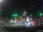 Clip: CSGT 'tung cước' hạ gục hai thanh niên cố tình vượt đèn đỏ để 'thông chốt'