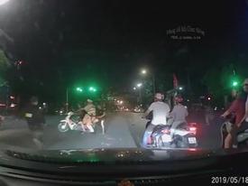 Clip: CSGT 'tung cước' hạ gục hai thanh niên cố tình vượt đèn đỏ để 'thông chốt' Clip: CSGT 'tung cước' hạ gục hai thanh niên cố tình vượt đèn đỏ để 'thông chốt'