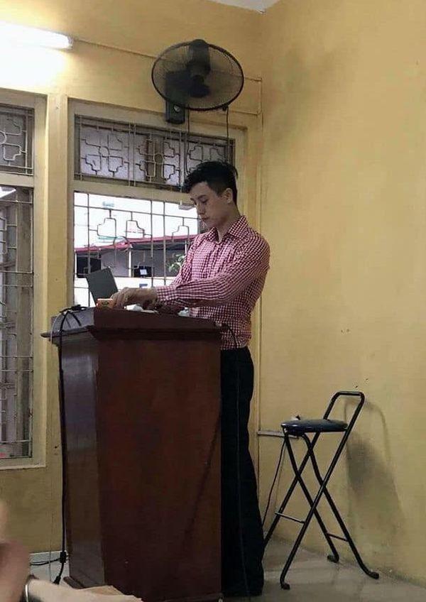 Ảnh chụp lén thầy giáo 9X hút nghìn like, thế nhưng lại làm nhiều nữ sinh tan nát con tim-1