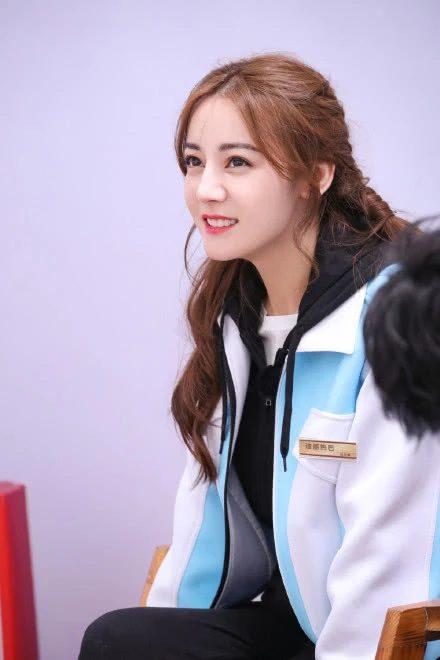 Địch Lệ Nhiệt Ba ném bóng vào lưng Trương Nghệ Hưng gây tranh cãi: Là cắt ghép của show hay chiêu trò cố tình sao tác?-7