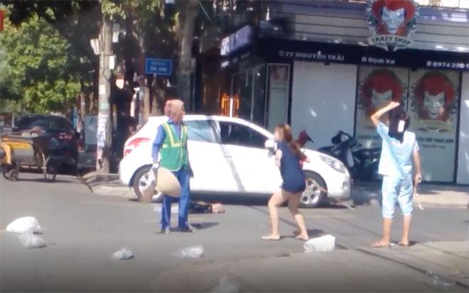 Clip: Chủ shop quần áo lao vào chửi bới, đánh tới tấp nữ lao công giữa đường-1