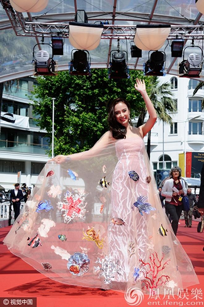 Cặp mỹ nhân tên Trinh lần đầu sải bước Cannes: Người được khen nền nã kín đáo, kẻ bị chỉ trích giống khỏa thân-12
