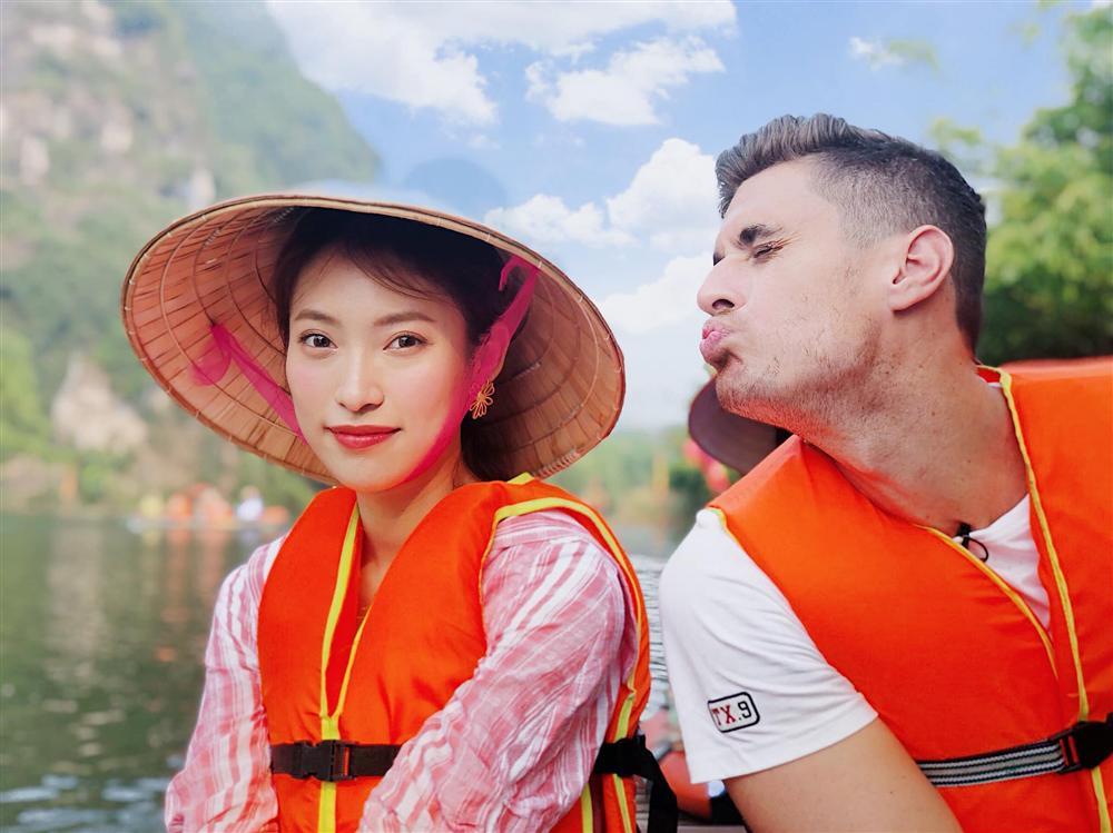 Mặc váy lại thoải mái ngồi banh càng ở hậu trường, Chi Pu ngơ ngác khi được người hâm mộ làm điều đặc biệt-5