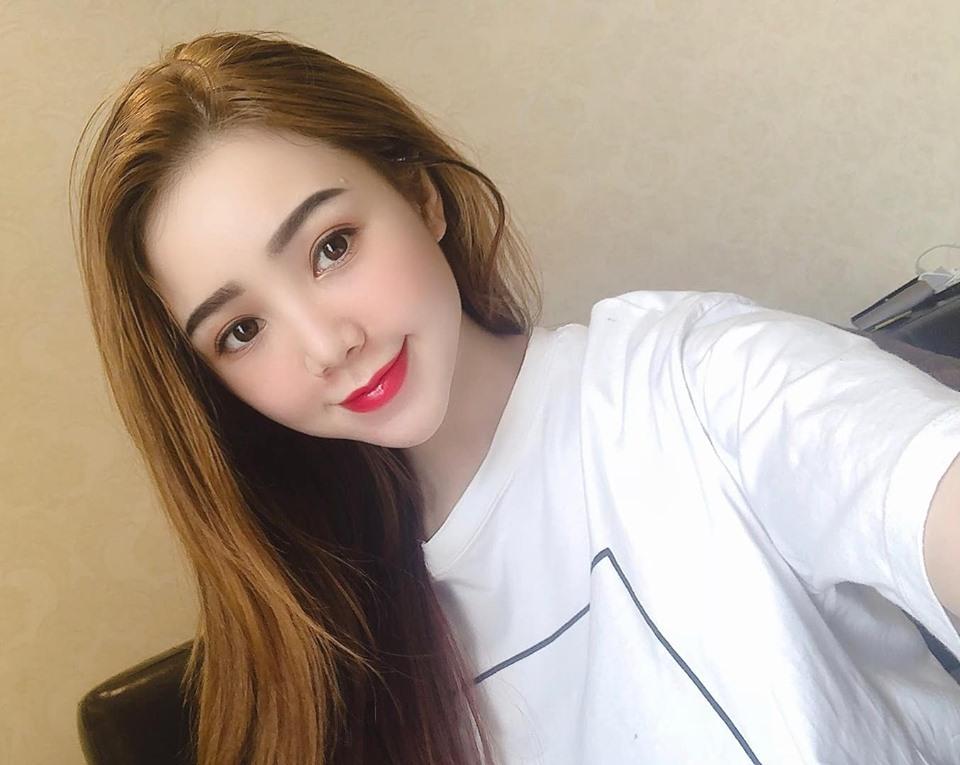 Mặc váy lại thoải mái ngồi banh càng ở hậu trường, Chi Pu ngơ ngác khi được người hâm mộ làm điều đặc biệt-9