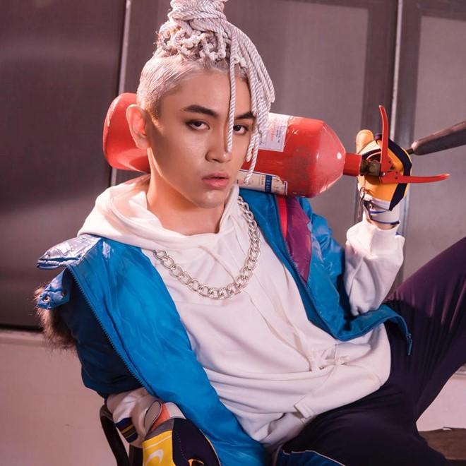 Đang im hơi lặng tiếng, hình ảnh chị gái phấn son dầy cộp của nhóm nhạc nam tai tiếng nhất Vpop bỗng náo loạn mạng xã hội-7