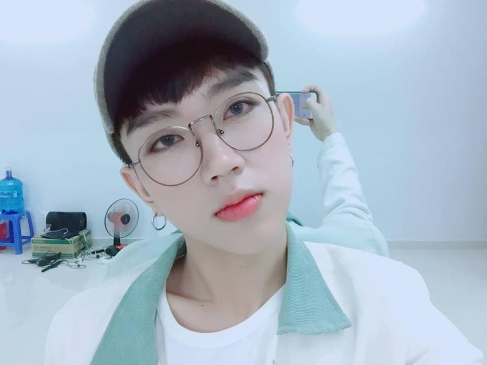 Đang im hơi lặng tiếng, hình ảnh chị gái phấn son dầy cộp của nhóm nhạc nam tai tiếng nhất Vpop bỗng náo loạn mạng xã hội-4