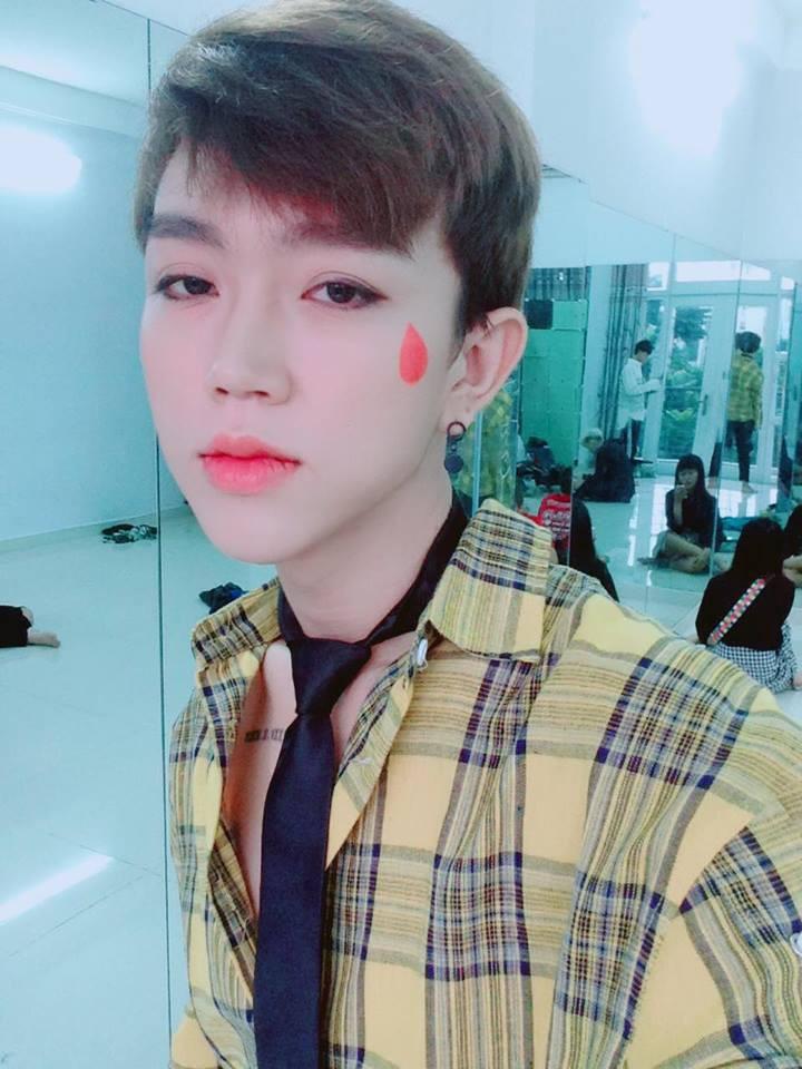 Đang im hơi lặng tiếng, hình ảnh chị gái phấn son dầy cộp của nhóm nhạc nam tai tiếng nhất Vpop bỗng náo loạn mạng xã hội-3