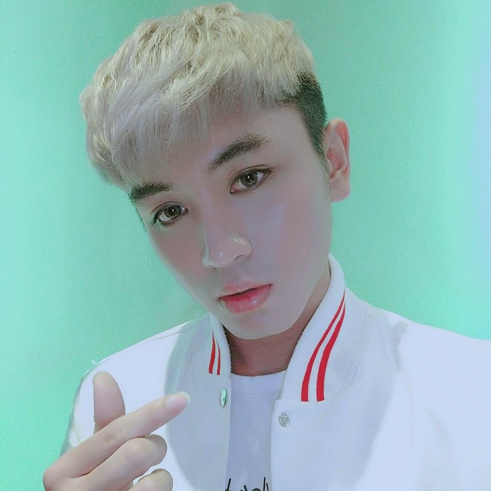 Đang im hơi lặng tiếng, hình ảnh chị gái phấn son dầy cộp của nhóm nhạc nam tai tiếng nhất Vpop bỗng náo loạn mạng xã hội-8