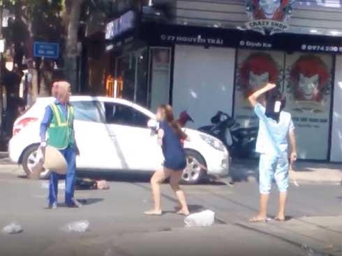 Vụ chị lao công bị đánh vì nhắc nhở xả rác: Chủ shop đã nộp phạt-3