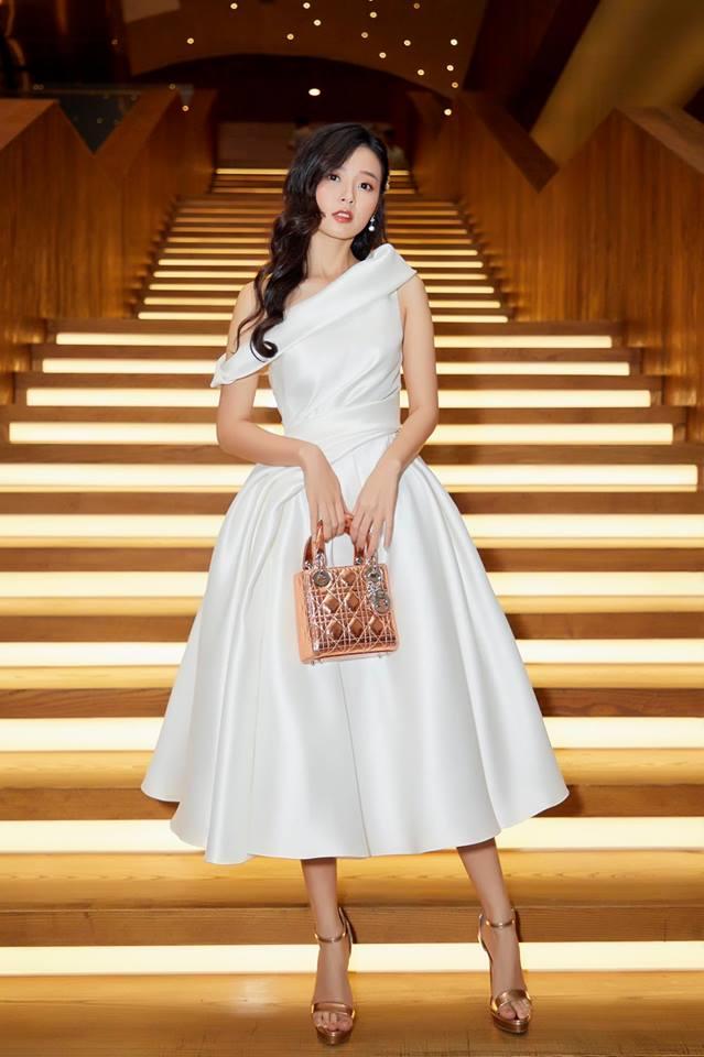 CHUNG THỦY với thời trang như Midu: Hết mua 1 mẫu váy 6 màu đến túi hiệu cũng chuộng 1 kiểu với 7 phiên bản-3