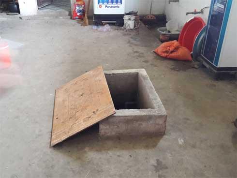 Lắp camera theo dõi bất ngờ phát hiện hàng xóm mang chai nước lạ vào nhà, kiểm tra giếng thấy nước đổi màu-1