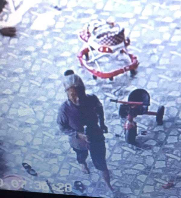 Lắp camera theo dõi bất ngờ phát hiện hàng xóm mang chai nước lạ vào nhà, kiểm tra giếng thấy nước đổi màu-2