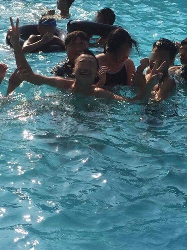 Tranh cãi nảy lửa vụ cô gái để nhóm thanh niên gần chục người vô tư động chạm cơ thể dưới hồ bơi-3