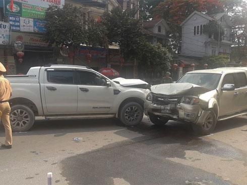 Nghi ghen tuông, chồng dùng dao đâm vợ rồi lái xe tông vào ô tô tình địch trên đường đi đầu thú-1