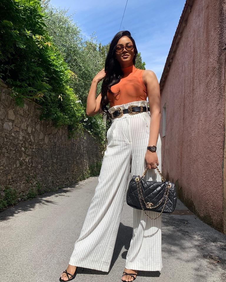 Mặc quần thùng thình lại còn sơ vin lên tận ngực, Hoa hậu Hoàn vũ không ngờ chỉ cao ngang ngửa... Hòa Minzy-4