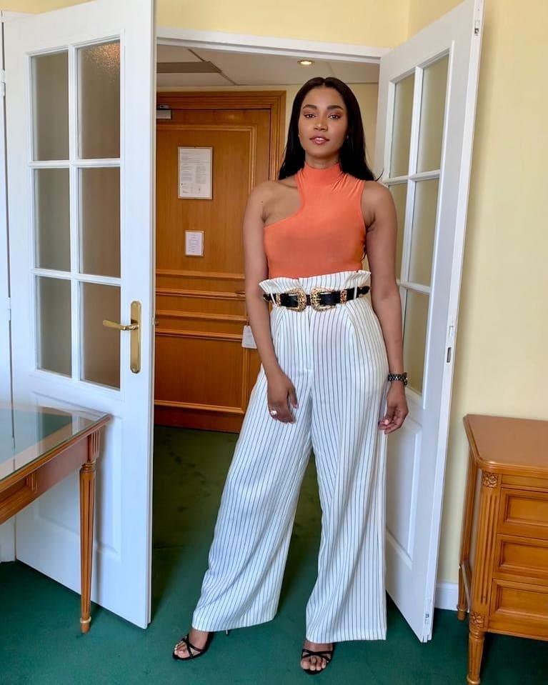 Mặc quần thùng thình lại còn sơ vin lên tận ngực, Hoa hậu Hoàn vũ không ngờ chỉ cao ngang ngửa... Hòa Minzy-2