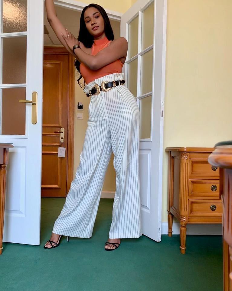 Mặc quần thùng thình lại còn sơ vin lên tận ngực, Hoa hậu Hoàn vũ không ngờ chỉ cao ngang ngửa... Hòa Minzy-1