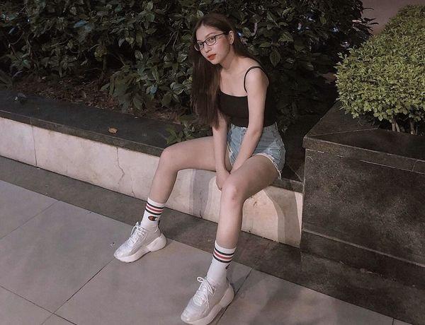 Khoe diện quần 5cm hợp trend, bạn gái Quang Hải bất ngờ bị ném đá: Chân đã ngắn cách ngồi cũng chẳng giống ai-1