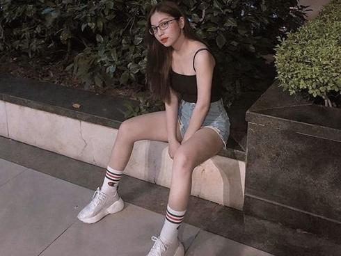 Khoe diện quần 5cm hợp trend, bạn gái Quang Hải bất ngờ bị ném đá: 'Chân đã ngắn cách ngồi cũng chẳng giống ai'