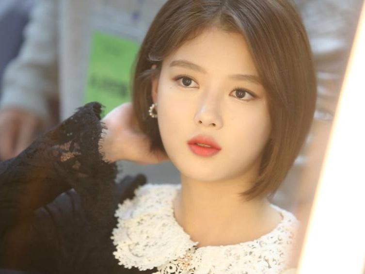 BLACKPINK Jennie tạo xu hướng với kiểu tóc kẹp đặc trưng-10