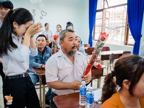 Ảnh nam sinh tạo dáng nguy hiểm trên hàng ghế cao gây tranh cãi-2