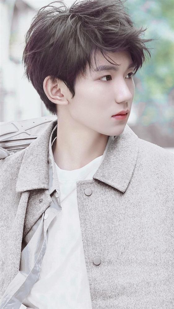 Trai ngoan quốc dân nhóm TFBoys nói gì khi bị bắt quả tang phì phèo hút thuốc, nhả khói sành sỏi-3