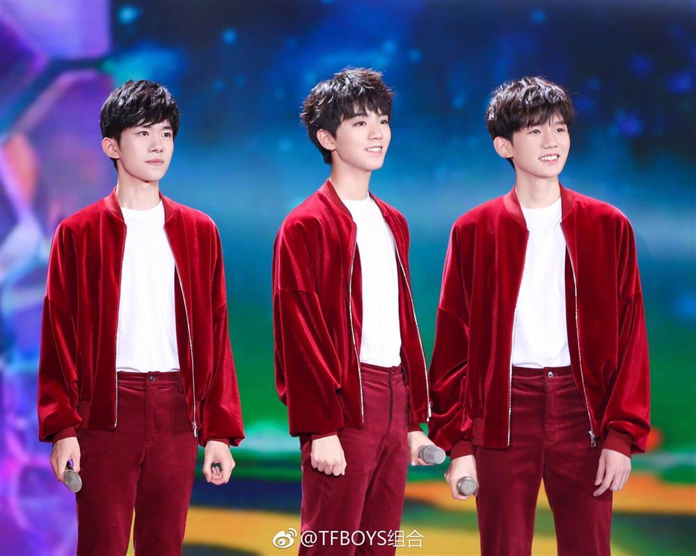 Trai ngoan quốc dân nhóm TFBoys nói gì khi bị bắt quả tang phì phèo hút thuốc, nhả khói sành sỏi-6