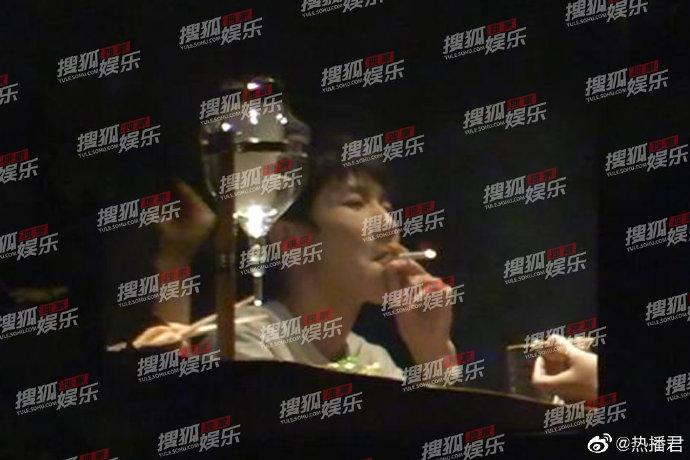 Trai ngoan quốc dân nhóm TFBoys nói gì khi bị bắt quả tang phì phèo hút thuốc, nhả khói sành sỏi-2