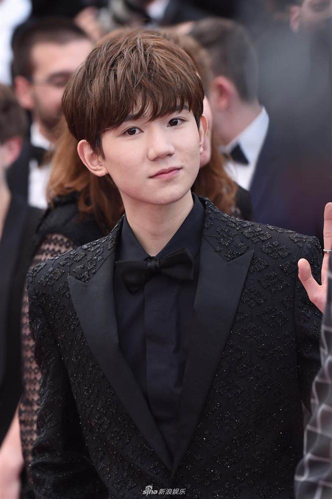 Trai ngoan quốc dân nhóm TFBoys nói gì khi bị bắt quả tang phì phèo hút thuốc, nhả khói sành sỏi-4