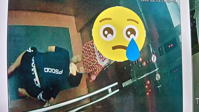 Hình ảnh PHẢN CẢM nhất hôm nay: Kẻ biến thái ở Quy Nhơn quỳ gối cố tình nhìn bên trong váy bé gái đi cùng thang máy-3