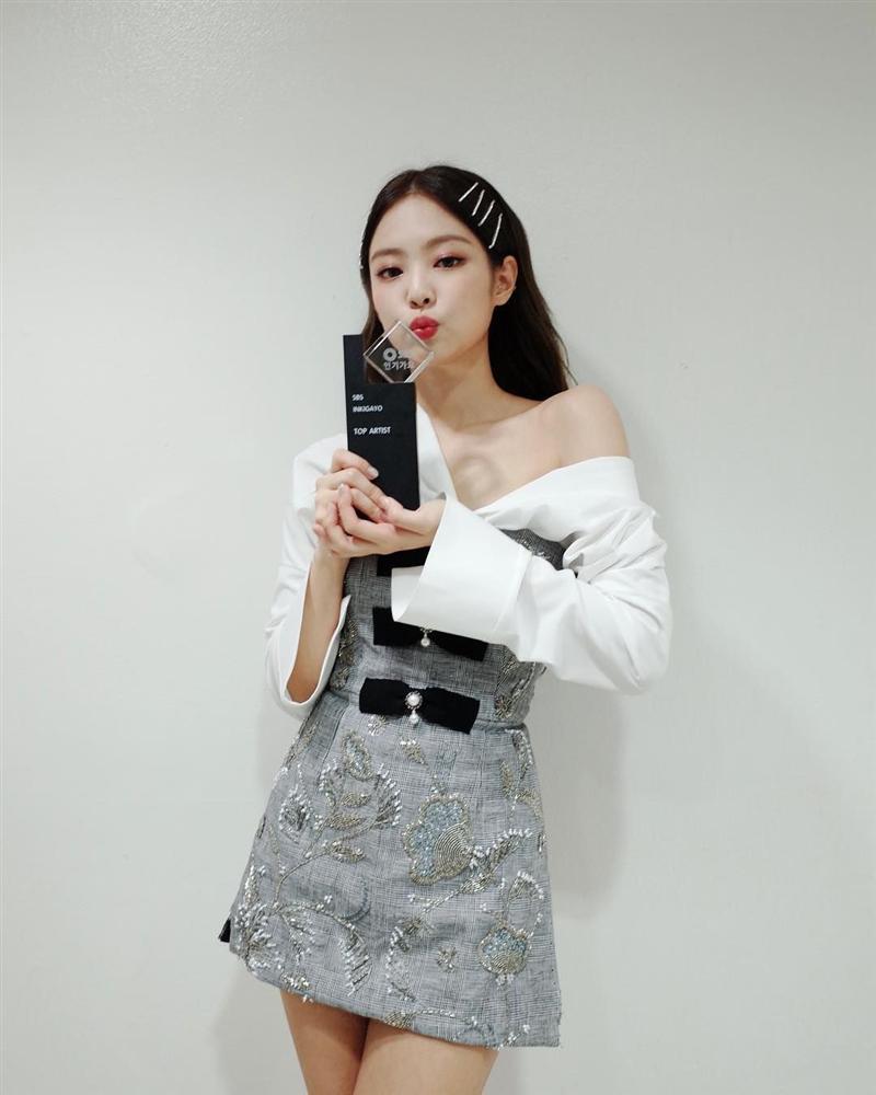 BLACKPINK Jennie tạo xu hướng với kiểu tóc kẹp đặc trưng-1