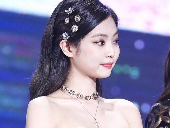 BLACKPINK Jennie tạo xu hướng với kiểu tóc kẹp đặc trưng