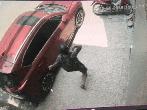 Clip: Thanh niên đập vỡ kính xe ô tô, trộm đồ trong tích tắc