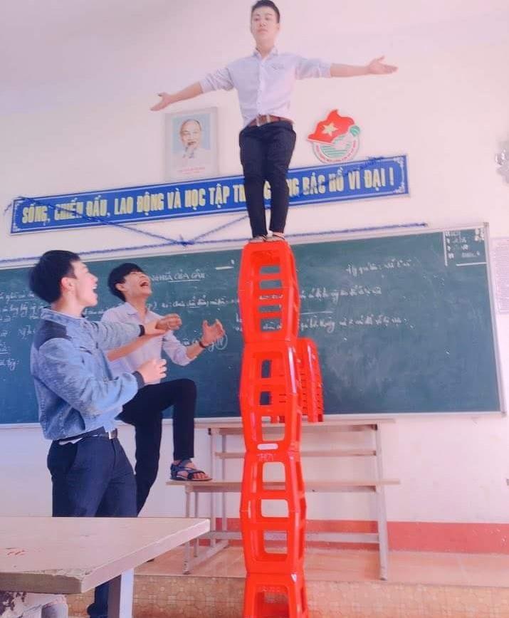 Ảnh nam sinh tạo dáng nguy hiểm trên hàng ghế cao gây tranh cãi-1